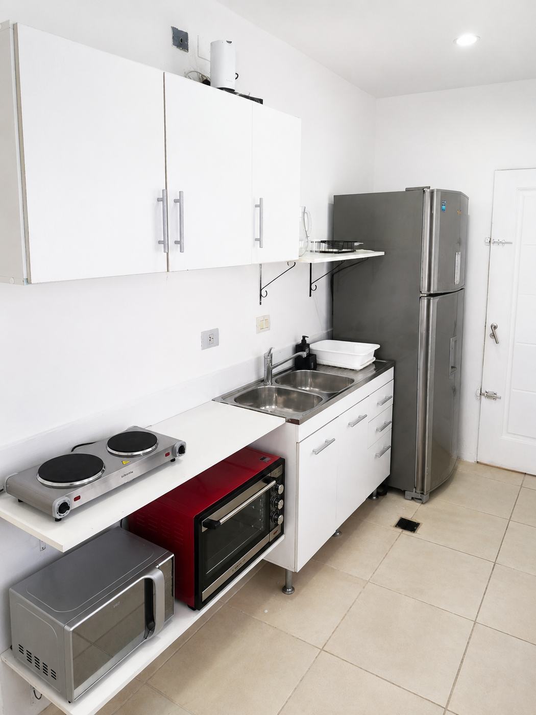 Cocina con heladera y horno