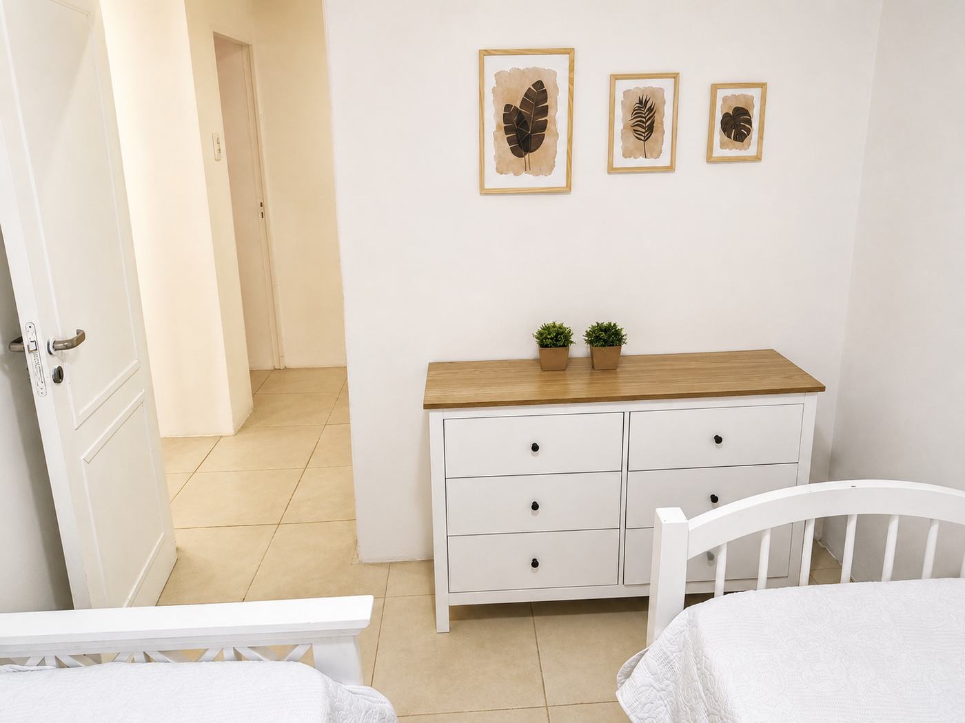 Segundo dormitorio con cómoda