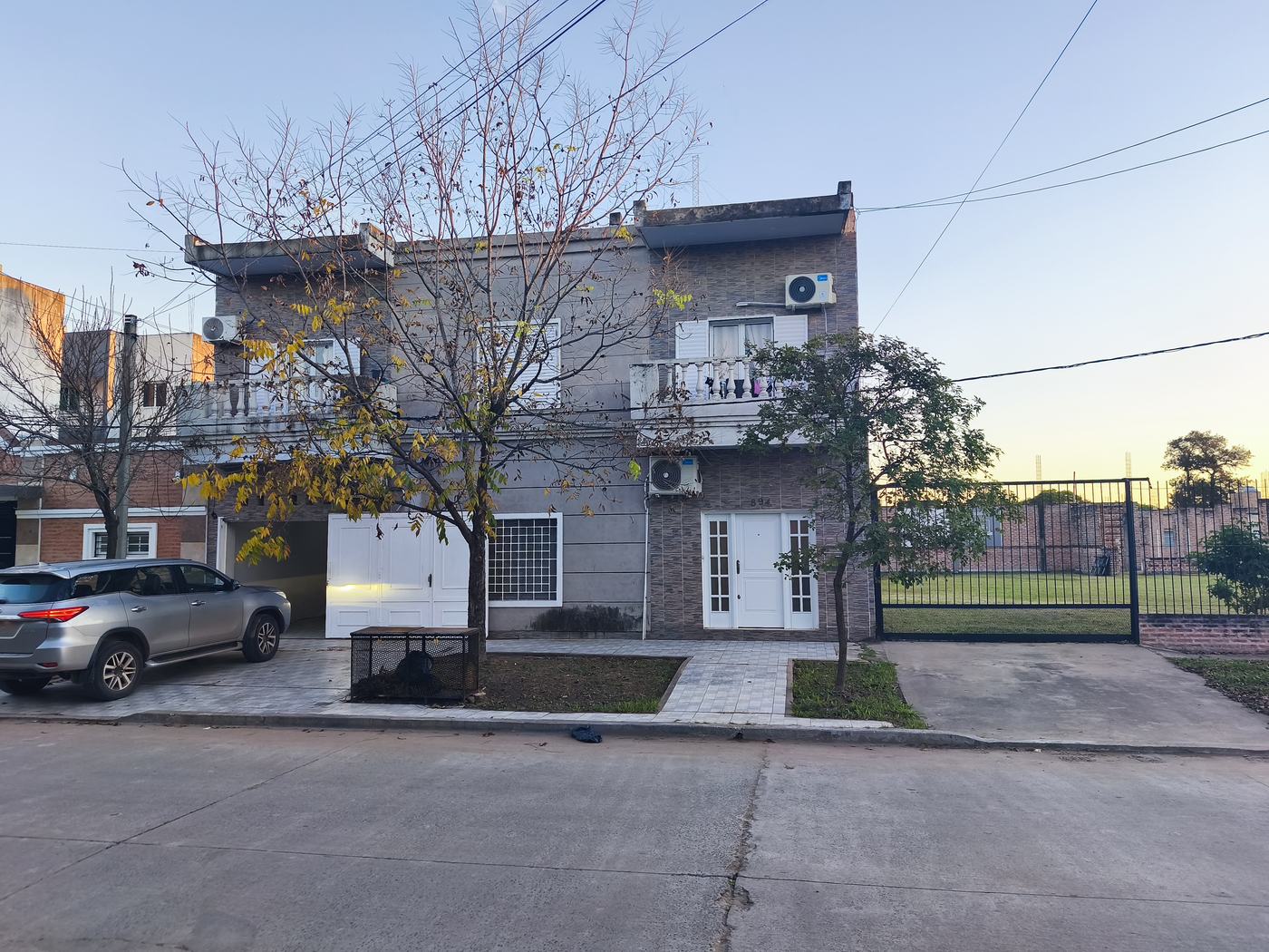Frente del departamento y cochera
