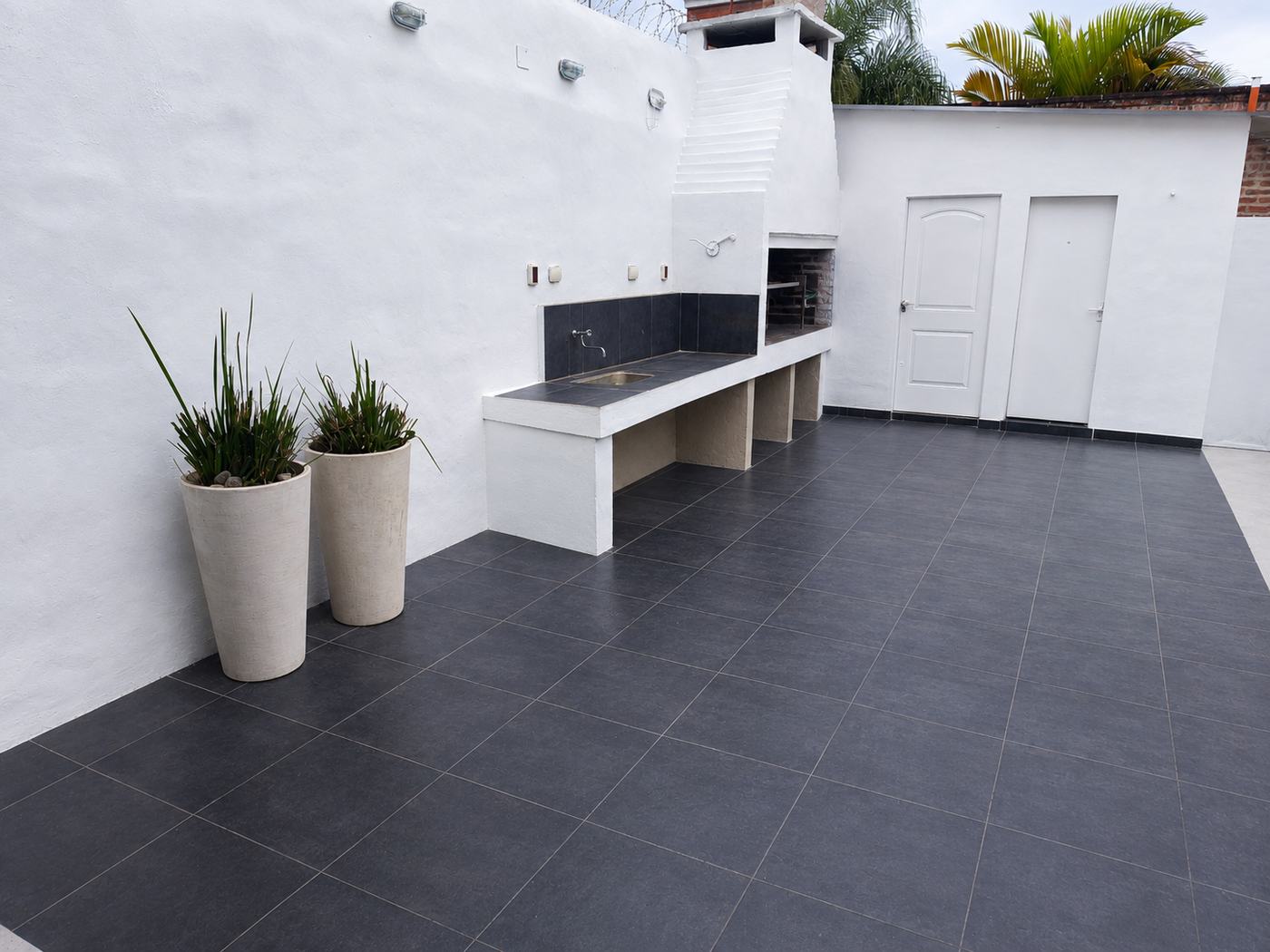 Patio con quincho, mesada y parrilla